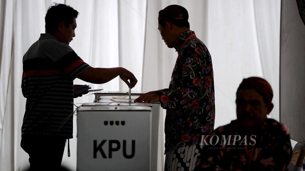 Warga memasukkan surat suara ke dalam kotak suara saat mengikuti simulasi pemungutan suara yang digelar oleh Komisi Pemilihan Umum Kota Magelang di Alun-alun Kota Magelang, Jawa Tengah, Kamis (28/3/2019). .