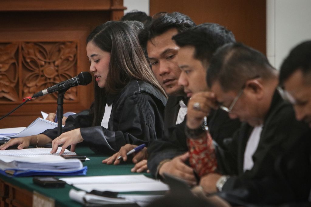 Kuasa hukum terdakwa Ricky Rizal membacakan duplik saat persidangan di Pengadilan Negeri Jakarta Selatan, Selasa (31/1/2023). 