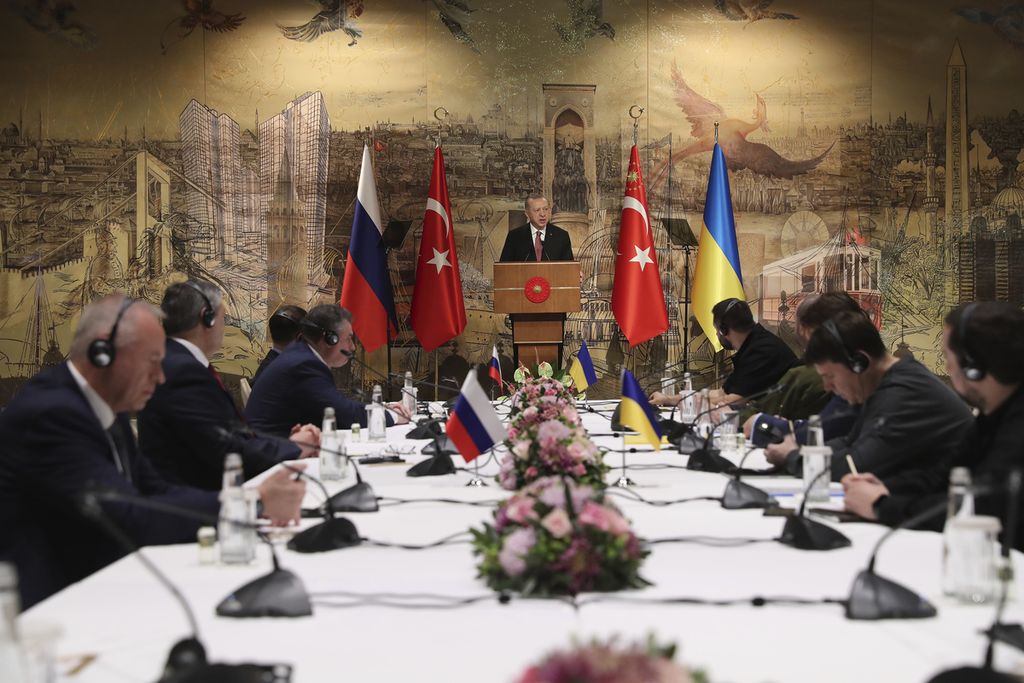 Dalam foto yang disediakan oleh Biro Pers Kantor Kepresidenan Turki tampak Presiden Turki Recep Tayyip Erdogan (tengah), saat memberikan pidato menyambut delegasi Rusia (kiri) dan delegasi Ukraina (kanan), pada Selasa (29/3/2022) di Istanbul, Turki. Delegasi Rusia dan Ukraina bertemu di Istanbul untuk menggelar pembicaraan terkait serangan Rusia ke Ukraina.