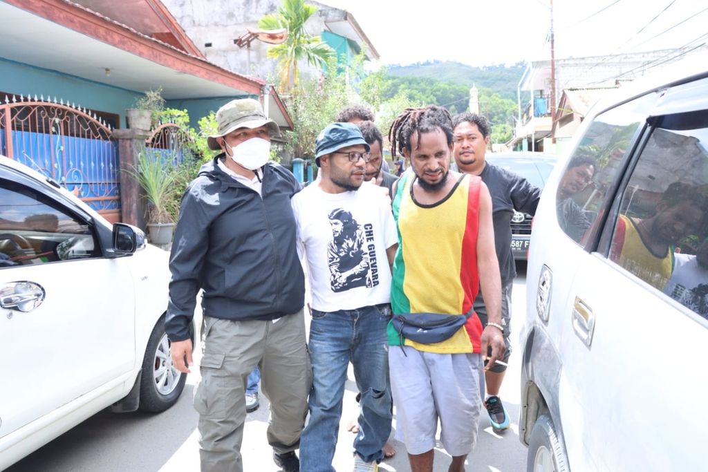 Juru bicara Petisi Rakyat Papua, Jefri Wenda (kaus putih), ditangkap aparat kepolisian karena menyerukan unjuk rasa penolakan kebijakan daerah otonom baru untuk Provinsi Papua di Kota Jayapura, Selasa (10/5/2022).