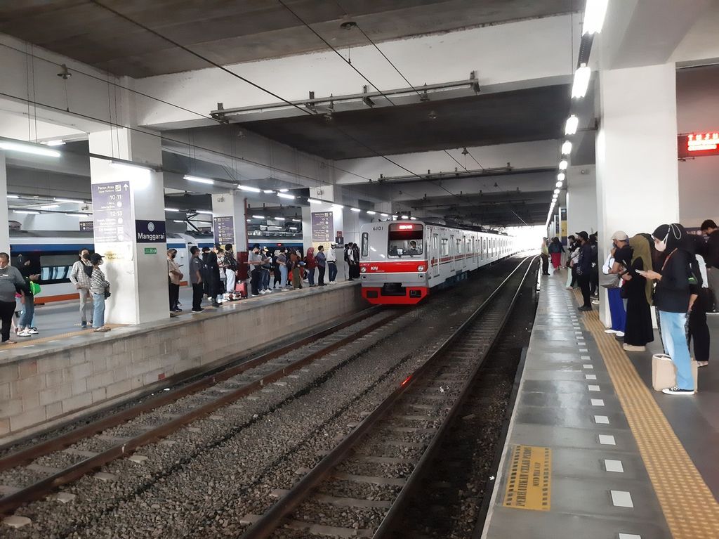 Penumpang menunggu kereta komuter di Stasiun Manggarai, Tebet, Jakarta Selatan, Selasa (14/3/2023). Setiap pagi atau sore hingga malam hari, penumpang memenuhi tangga naik hingga ke peron Stasiun Manggarai. 