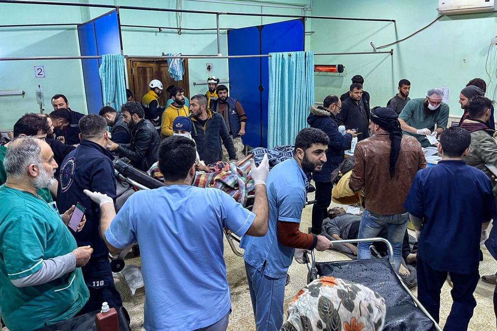 Para korban gempa dilarikan ke bangsal darurat di Rumah Sakit Bab al-Hawa di wilayah yang dikuasai pemberontak di Provinsi Idlib, Suriah, 6 Februari 2023. 