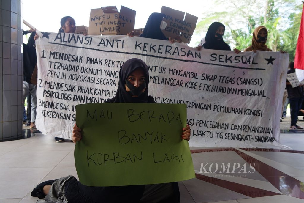 Massa dari Aliansi Anti-Kekerasan Seksual menggelar aksi damai di rektorat Universitas Halu Oleo (UHO), Kendari, Sulawesi Tenggara, Jumat (29/7/2022). Mereka menuntut kampus menjatuhkan sanksi berat kepada seorang oknum guru besar yang dilaporkan melakukan tindakan pelecehan ke mahasiswi. Pihak kampus juga didesak untuk berpihak dan memberikan pendampingan psikologis terhadap korban.
