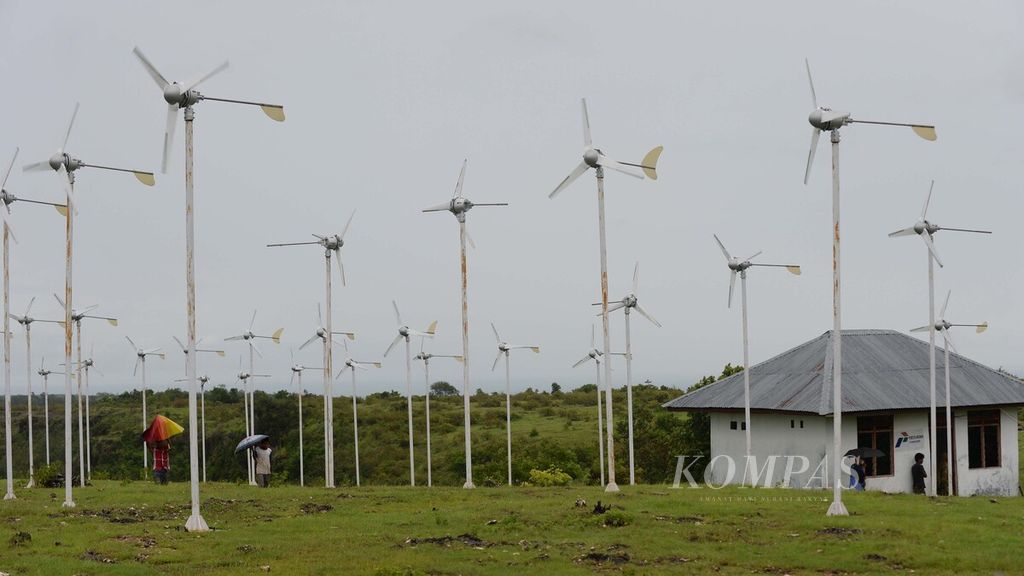 Deretan kincir angin pembangkit listrik tenaga bayu (PLTB) menghiasi puncak bukit di Dusun Tanarara, Desa Maubokul, Kecamatan Pandawai, Sumba Timur, Nusa Tenggara Timur, Rabu (3/2/2021).