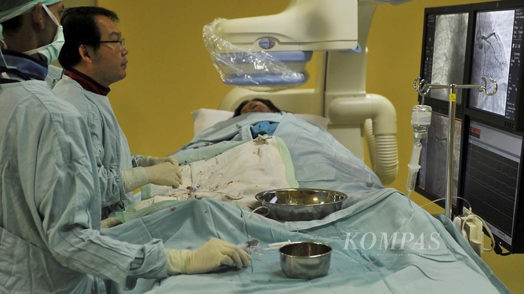 Operasi pemasangan stent jantung untuk melebarkan pembuluh darah koroner yang tersumbat dilakukan Dr Utojo Lubiantoro kepada salah satu pasien di Rumah Sakit Mitra Keluarga Kelapa Gading, Jakarta, Rabu (12/3).
