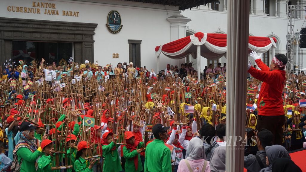 Pembina Keluarga Besar Bumi Siliwangi (Kabumi) Aan Handoyo memimpin 170 grup angklung untuk memecahkan rekor dunia permainan angklung terbanyak versi Record Holders Republic (RHR) di Gedung Sate, Bandung, Minggu (18/11/2018).