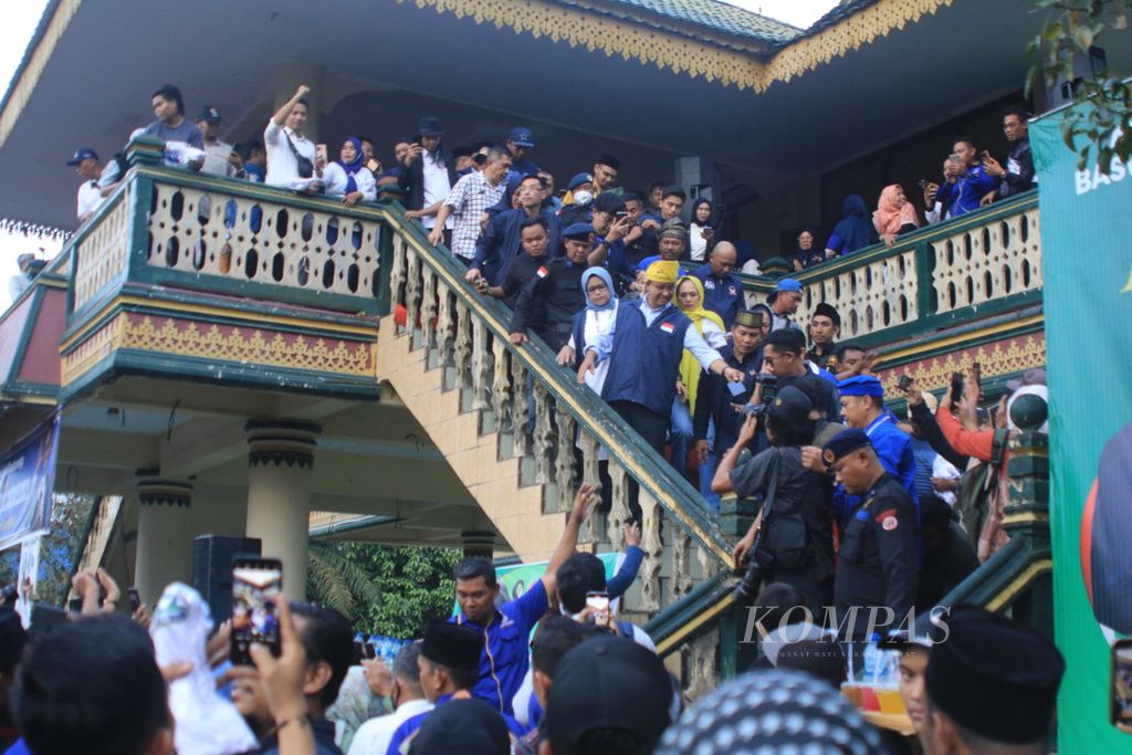 Bakal calon presiden Anies Baswedan berkunjung ke Gedung Majelis Adat Budaya Melayu Indonesia di Kabupaten Langkat, Sumatera Utara, Kamis (2/11/2023).