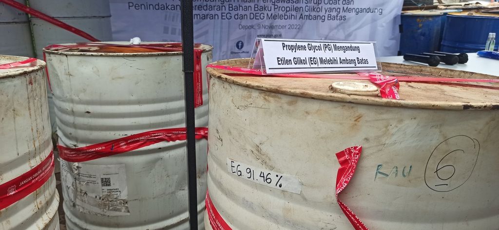 Badan Pengawas Obat dan Makanan (BPOM) menemukan adanya bahan baku propilen glikol yang mengandung etilen glikol (EG) melebihi ambang batas di gudang bahan kimia CV Samudera Chemical di Depok, Jawa Barat, Rabu (9/11/2022). 
