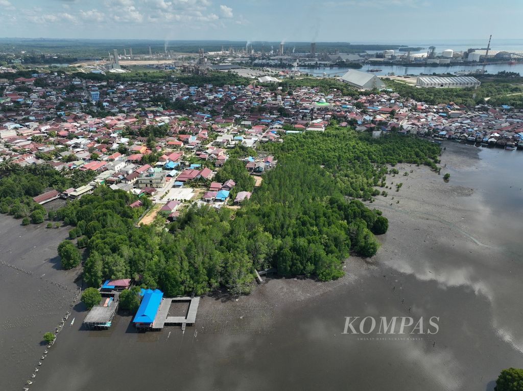 Foto udara kawasan mangrove Telok Bangko, Kelurahan Lok Tuan, Kecamatan Bontang Utara, Kota Bontang, Kalimantan Timur, Senin (23/10/2023). Dengan luas sekitar 20 hektar, kawasan itu memiliki 500.000 pohon bakau yang terdiri atas enam jenis pohon. 