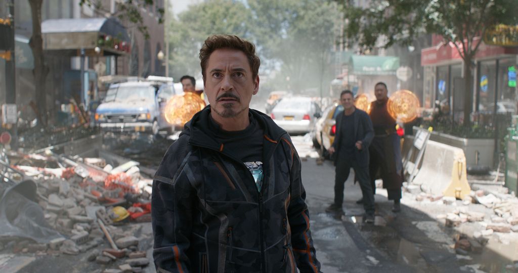 Iron Man diperankan Robert Downey Jr (depan) diiringi Doctor Strange (Benedict Cumberbatch), Bruce Banner (Mark Ruffalo) dan Wong (Benedict Wong) berusaha mencegah serangan anak buah Thanos di film Avengers: Infinity War.