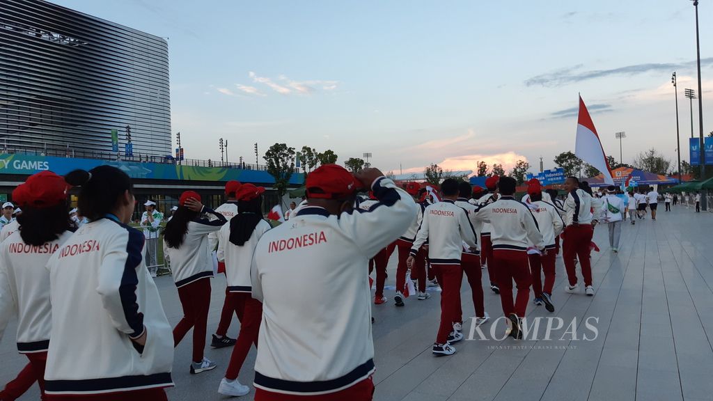 Kontingen Indonesia menuju arena pembukaan Universiade di Stadion Olahraga Danau Dong’an, Chengdu, China, Jumat (28/7/2023).