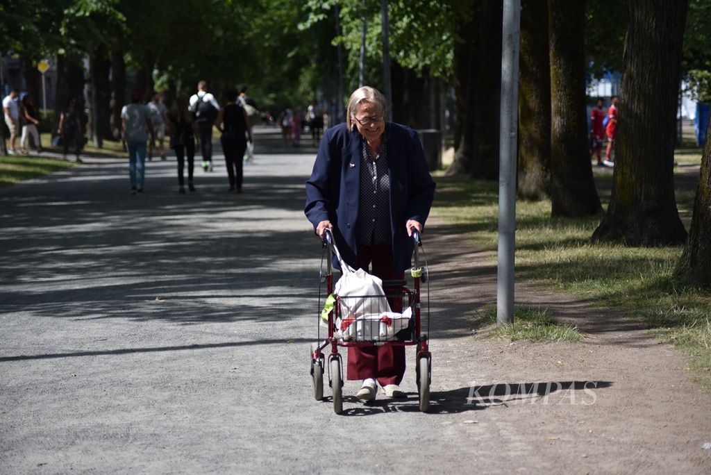 Warga lansia berjalan sendiri di Kota Gothenburg, Swedia, Sabtu (13/7/2019).