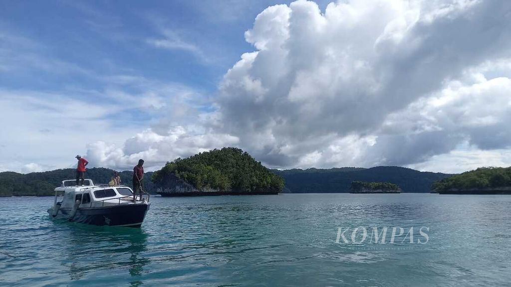 Sebuah kapal cepat yang digunakan Direktorat Koordinasi dan Supervisi Komisi Pemberantasan Korupsi bersama dengan Satuan Tugas Penindakan melintas di kawasan Kepulauan Raja Ampat, Papua Barat Daya, Minggu (7/7/2024).