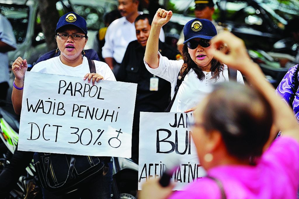 Aktivis yang tergabung dalam Aliansi Masyarakat Sipil untuk Perempuan dan Politik berunjuk rasa menolak Peraturan KPU No 7/2013 tentang Keterwakilan Perempuan dalam Partai di depan Kantor KPU, Jakarta, Senin (1/4/2013). 