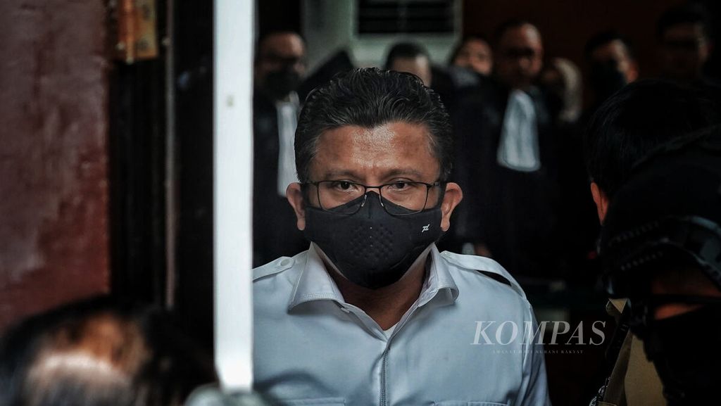 The defendant Ferdy Sambo left the courtroom after the death sentence was read out at the South Jakarta District Court, Jakarta, Monday (13/2/2023).