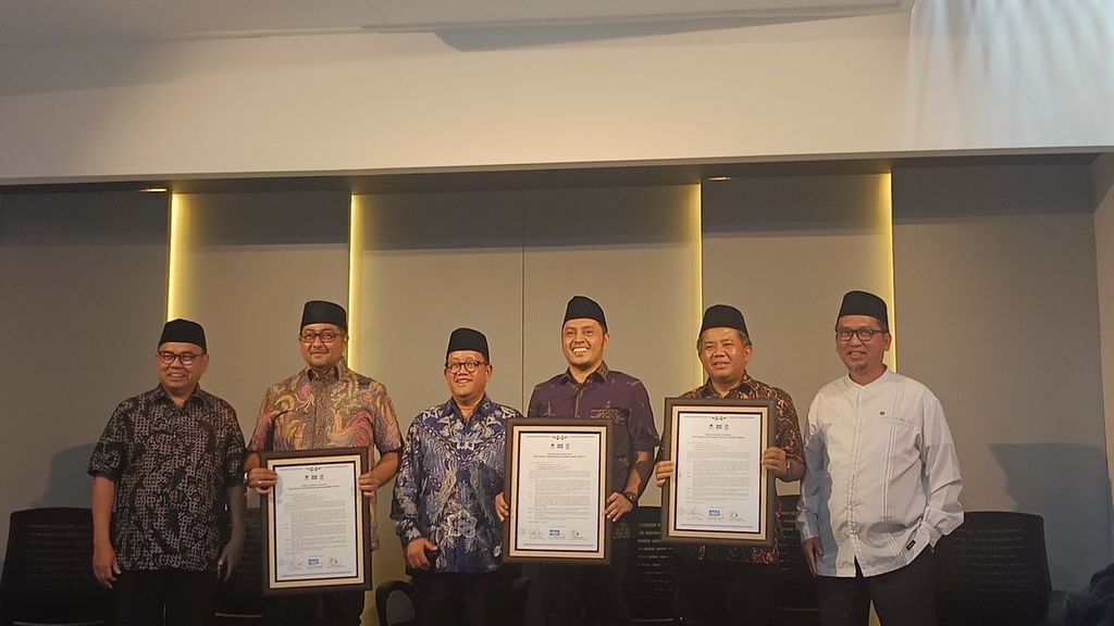 Anggota Tim Kecil menunjukkan piagam kerja sama tiga partai saat konferensi pers pertemuan mereka di Sekretariat Perubahan, Jakarta, Jumat (24/3/2023).