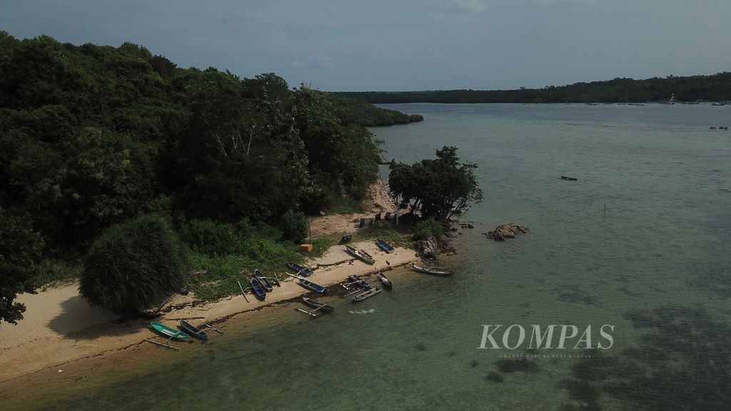 Pantai Alano di Desa Kemujan, Karimunjawa, Jepara, Jawa Tengah, terlihat dari udara, Rabu (18/4/2024).
