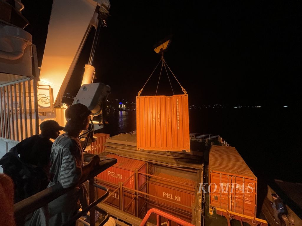 Sejumlah penumpang melihat aktivitas bongkar muat KM Dobonsolo di Pelabuhan Jayapura, Kota Jayapura, Papua, Rabu (27/3/2024).