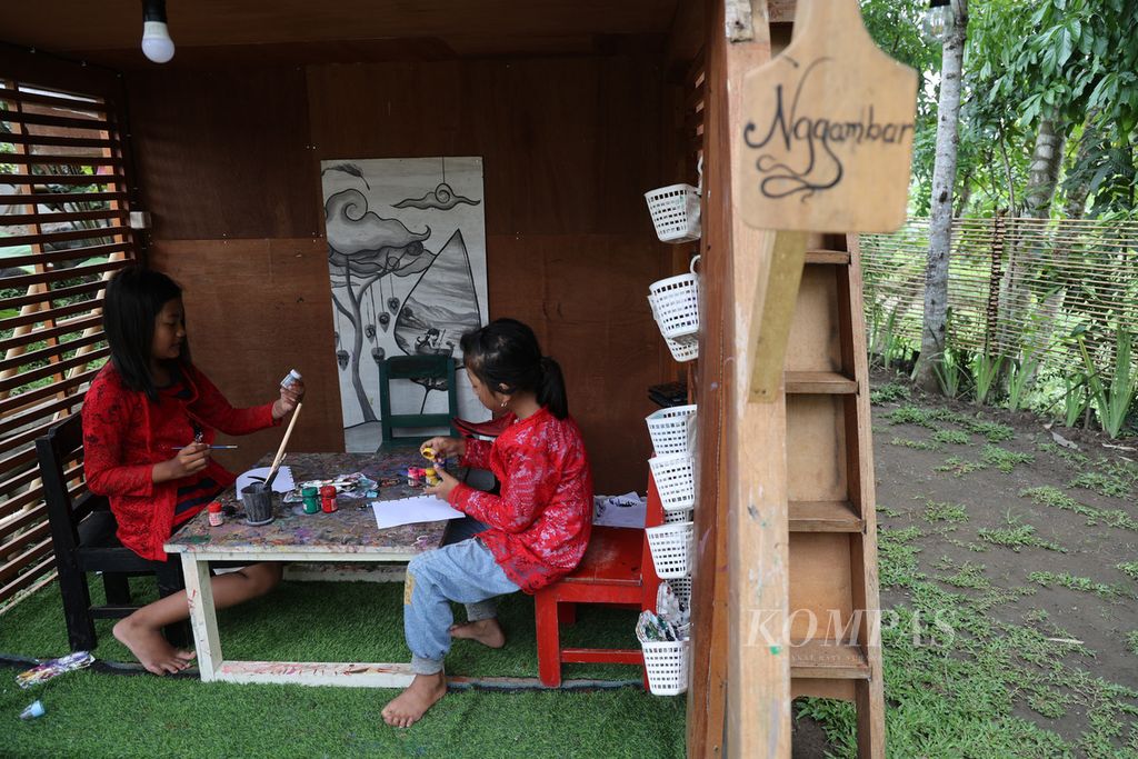 Anak-anak menggambar saat mengikuti pembelajaran di Sekolah Kasih-I CARE di Desa Karangrejo, Kecamatan Borobudur, Kabupaten Magelang, Jawa Tengah, Rabu (12/10/2022). 