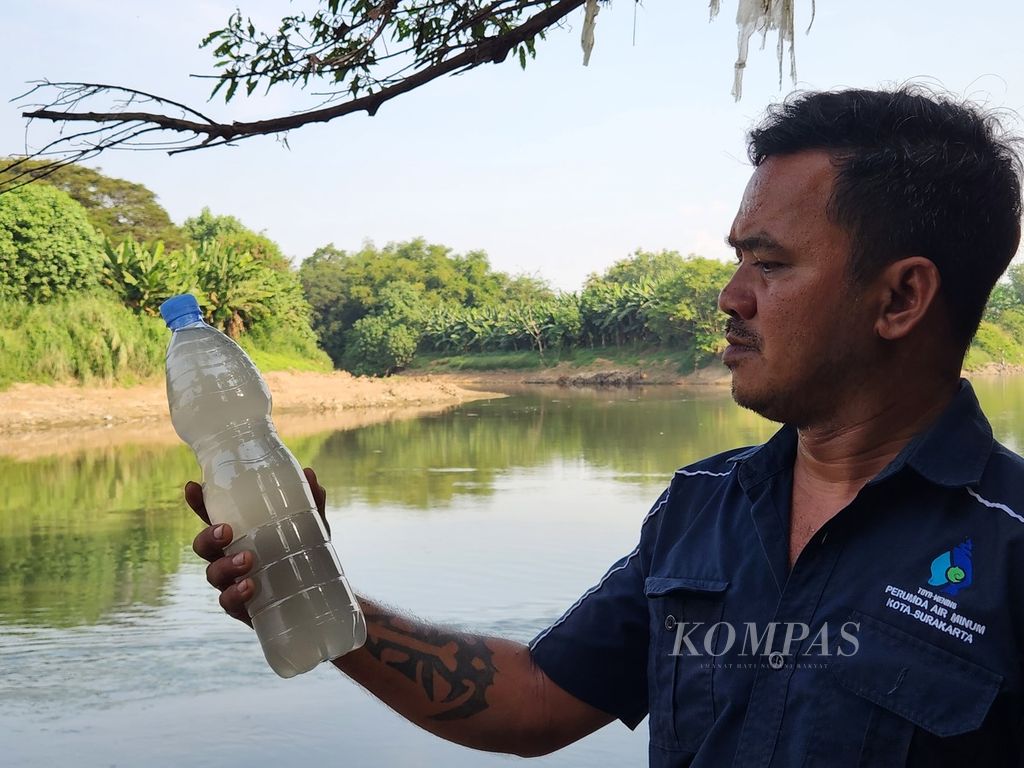 Officials from the Semanggi Water Treatment Plant display a water sample suspected of being contaminated with waste in the Bengawan Solo river, located on the border between Sukoharjo Regency and Surakarta City, Central Java, on Tuesday (21/5/2024). The pollution is believed to originate from textile and ethanol waste. This situation has caused the Semanggi Water Treatment Plant to temporarily stop operating.