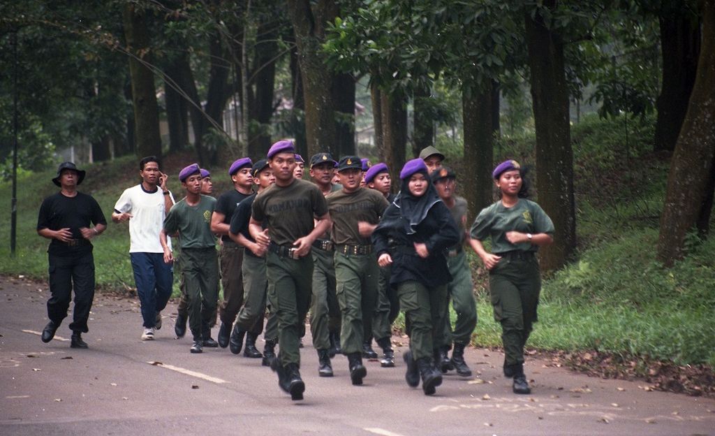 Anggota Resimen Mahasiswa Universitas Indonesia (UI) sedang berlatih di dalam kompleks UI di kawasan Depok (26/05/1997).