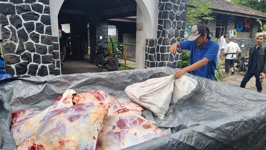 Petugas meletakkan daging sapi yang sudah dipotong ke kendaraan untuk diangkut dari Rumah Potong Hewan Ciroyom, Kota Bandung, Jawa Barat, Minggu (10/7/2022).