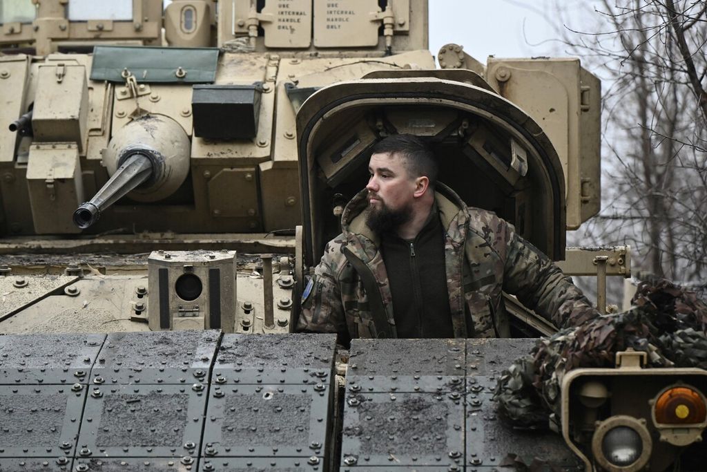 Seorang tentara Ukraina dari Brigade Makink Ke-47 mengendarai kendaraan tempur Bradley di Avdiivka, Donetsk, Minggu (11/2/2024).  
