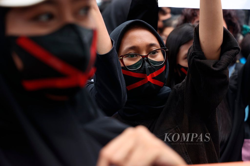 Aksi tutup mulut dari komunitas perempuan saat menggelar aksi terkait Hari Perempuan Internasional di depan Kantor DPRD Jawa Tengah, Kota Semarang, Rabu (8/3/2023).