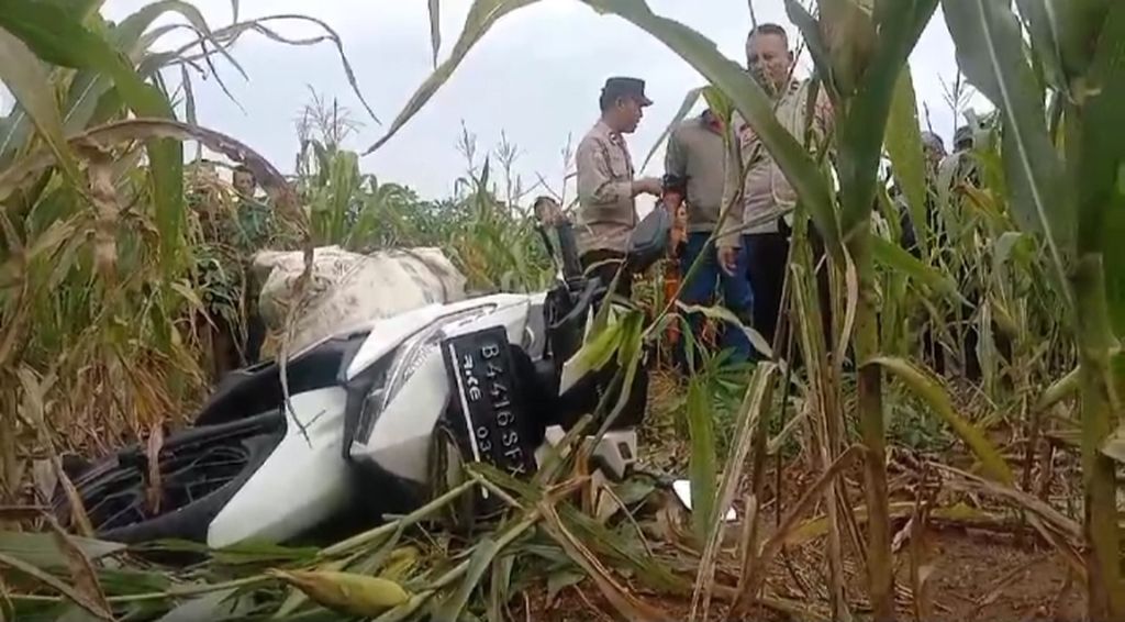 Aparat Polres Lampung Timur saat memeriksa lokasi penemuan mayat terbungkus karung di sebuah ladang jagung di Desa Rajabasa Lama, Kecamatan Labuhan Ratu, Kabupaten Lampung Timur, pada Kamis (18/7/2024).