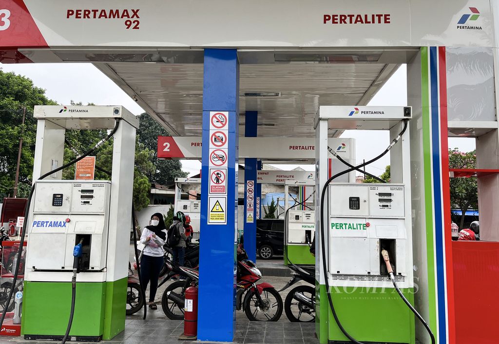 Pengendara sepeda motor hendak mengisi bahan bakar minyak (BBM) subsidi jenis pertalite di SPBU di kawasan Tanjung Barat, Jakarta Selatan, akhir September 2022. 