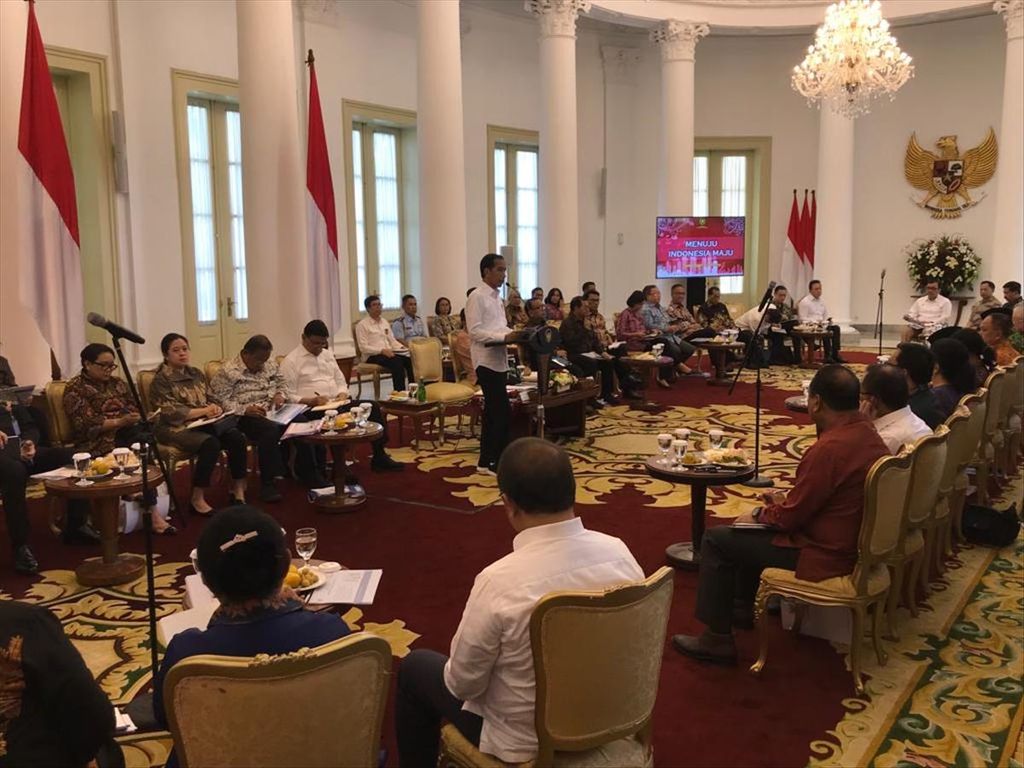 Presiden Joko Widodo meminta semua menteri Kabinet Kerja mencermati pelemahan ekspor dan impor sepanjang Januari-Mei 2019 dalam Sidang Kabinet Paripurna di Istana Kepresidenan Bogor, Senin (8/7/2019). 