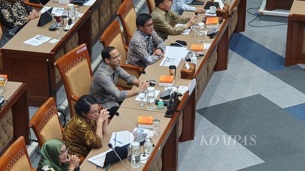 The Minister of Education, Culture, Research, and Technology (Mendikbudristek), Nadiem Anwar Makarim, along with officials from the Ministry of Education, Culture, Research, and Technology, attended a working meeting with the 10th Commission of the Indonesian House of Representatives in the Meeting Room of the 10th Commission of the Indonesian House of Representatives, Senayan, Jakarta, on Tuesday (21/5/2024).