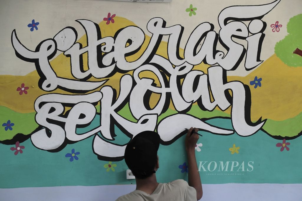Doni menggambar mural bertema budaya literasi di perpustakaan SDN Pondok Pucung 2, Tangerang Selatan, Banten, pertengahan September 2019.