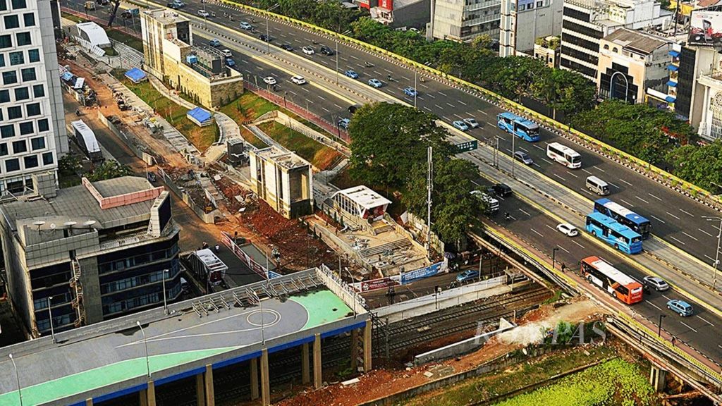 Kawasan Dukuh Atas, Jakarta, yang sedang dibangun dan ditata menjadi salah satu kawasan berbasis <i>transit oriented development </i>(TOD), Senin (3/9/2018). 
