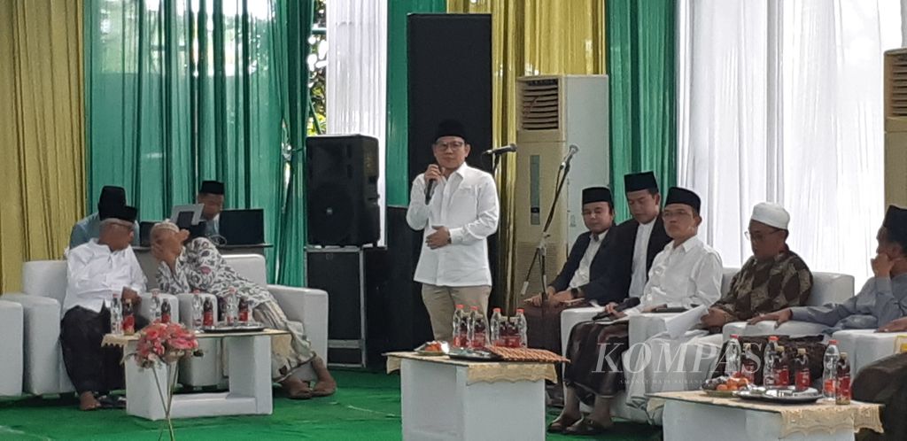 Ketum PKB Muhaimin Iskandar saat meminta restu kepada para kiai sepuh se-Jawa Timur di Ponpes Bumi Sholawat, Kamis (23/2/2023). Cak Imin mencalonkan diri dalam Pilpres 2024.