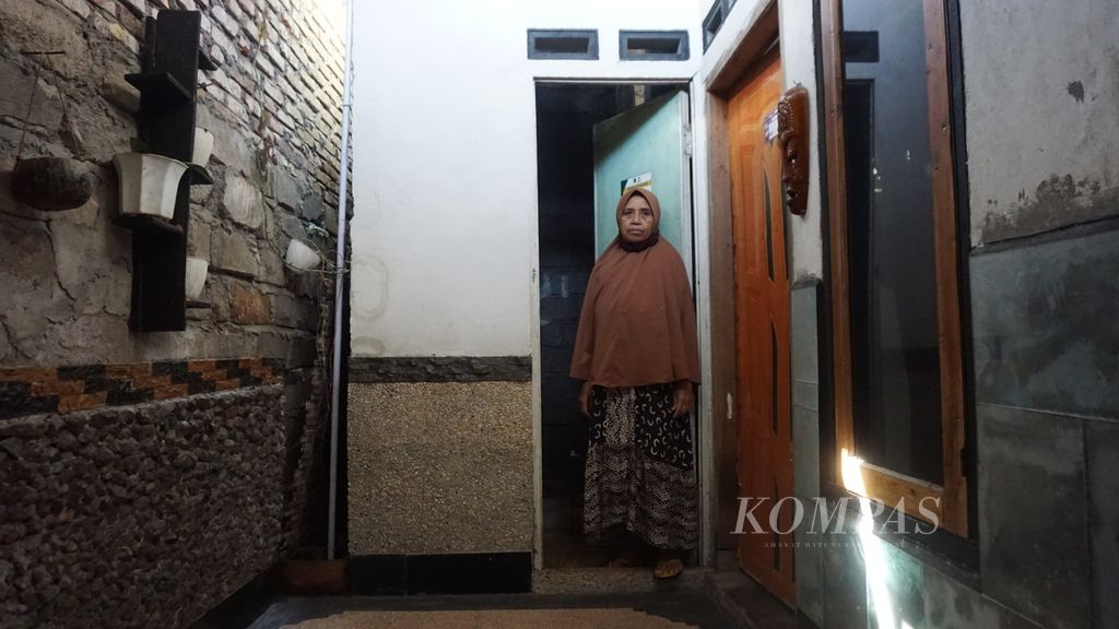 Baiq Remlah (53) demonstrates the sanitation access built through assistance from the National Zakat Agency (Baznas) at her home in Kotaraja Village, Sikur District, East Lombok Regency, West Nusa Tenggara, on Tuesday (7/5/2024).