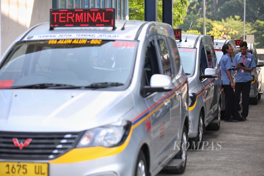 Sopir Mikrotrans Depok menunggu penumpang di Terminal Jatijajar, Kota Depok, Jawa Barat, Selasa (23/7/2024). 