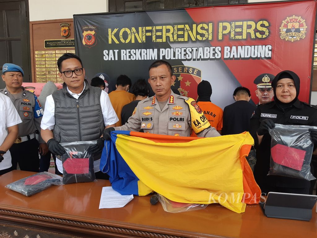 Kepala Polrestabes Bandung Komisaris Besar Budi Sartono menunjukkan barang bukti dan tersangka dalam kasus geng motor Brigez di Markas Polrestabes Bandung, Jawa Barat, Rabu (8/11/2023). 