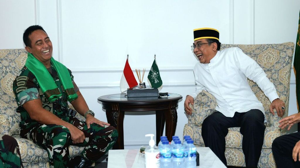 Panglima TNI Jenderal Andika Perkasa (kiri) berdiskusi dengan Ketua Umum PBNU Yahya Cholil Staquf di Kantor PBNU, Jakarta, Senin (23/5/2022).