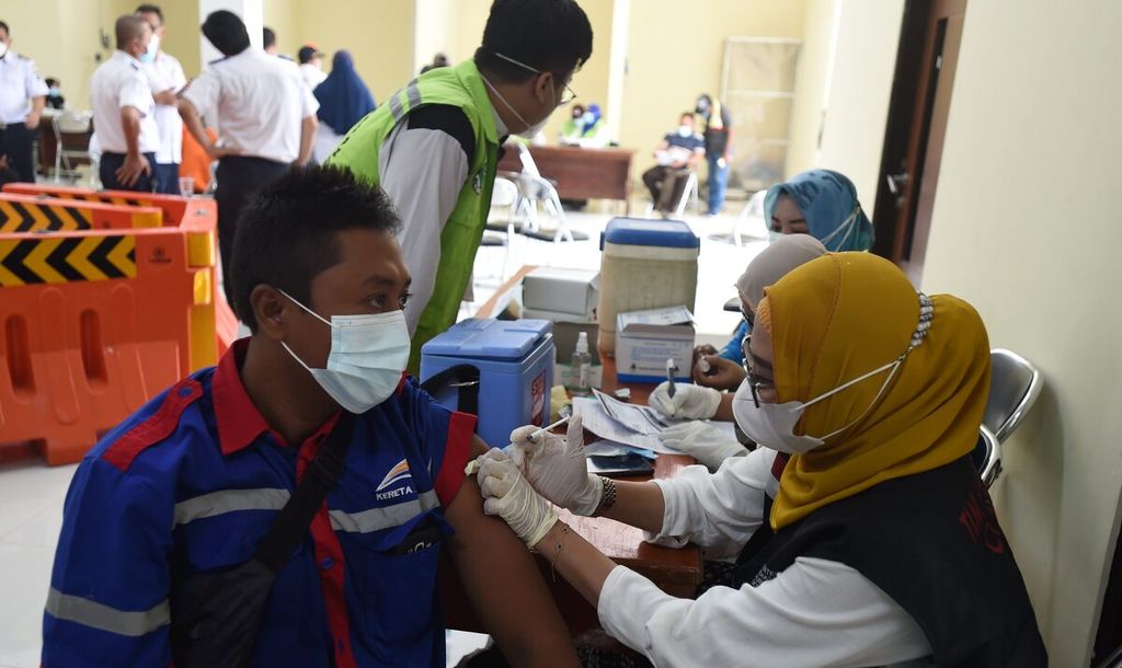 Pegawai PT KAI mengikuti vaksinasi massal Covid-19 di Terminal Bunder, Kabupaten Gresik, Jawa Timur, Senin (8/3/2021). Sebanyak 300 sopir angkutan, petugas dinas perhubungan, dan petugas keamanan menjalani vaksinasi di terminal tersebut.