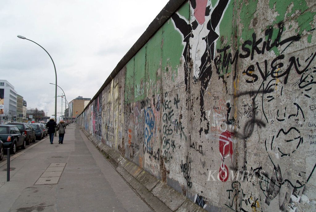 Bagian Tembok Berlin di East Side Gallery yang masih dipertahankan pada 15 Maret 2009.