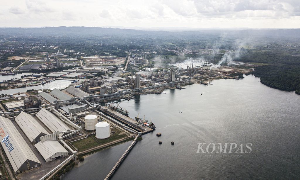 Foto aerial pabrik PT Pupuk Kalimantan Timur (PKT) di Bontang, Kalimantan Timur, Senin (12/6/2023). 