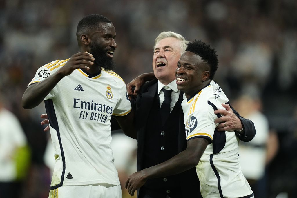 Coach Carlo Ancelotti (center) celebrated the victory with Vinicius Junior (right) and Antonio Rudiger after defeating Bayern Munich in the Champions League semifinal on Wednesday (8/5/2024).
