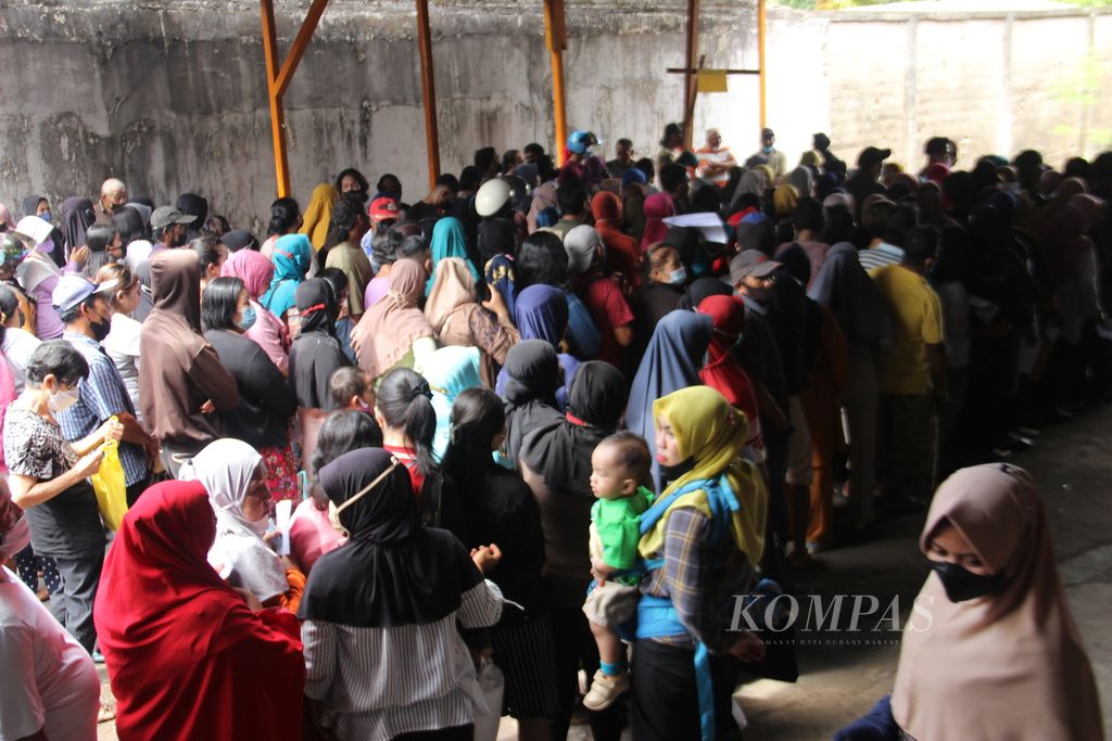 Warga antre bantuan langsung tunai minyak goreng di Kantor Pos Jalan Rahadi Usman Pontianak, Kalimantan Barat, Senin (18/4/2022).