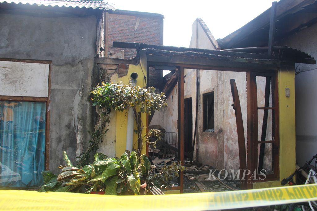 Kondisi rumah yang mengalami kebakaran di Padukuhan Kocoran, Desa Caturtunggal, Kecamatan Depok, Kabupaten Sleman, Daerah Istimewa Yogyakarta, Jumat (2/9/2022) pagi. Kebakaran rumah yang terjadi pada Jumat dini hari itu mengakibatkan tiga warga meninggal.