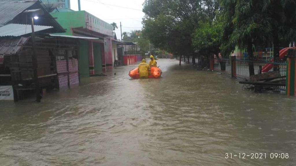 Permukiman warga di Kota Langsa, Aceh, digenangi banjir, Jumat (31/12/2021). Dua kecamatan di Kota Langsa tergenang banjir. 