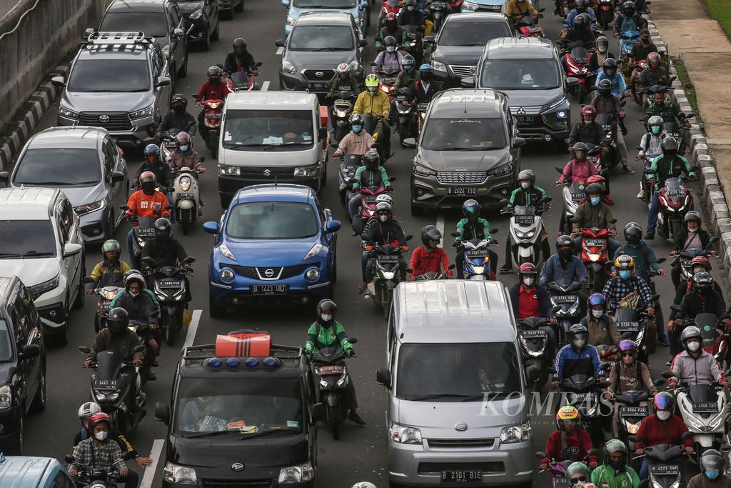 Kepadatan lalu lintas di Jalan TB Simatupang, Jakarta Selatan, saat jam pulang kerja, Kamis (28/4/2022). 