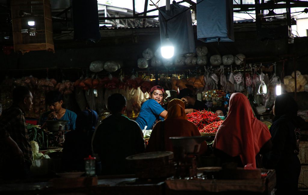 Pedagang melayani pembelian cabai di Pasar Kebayoran Lama, Jakarta Selatan, Senin (2/1/2023). Harga cabai rawit merah naik hingga Rp 80.000 per kilogram.