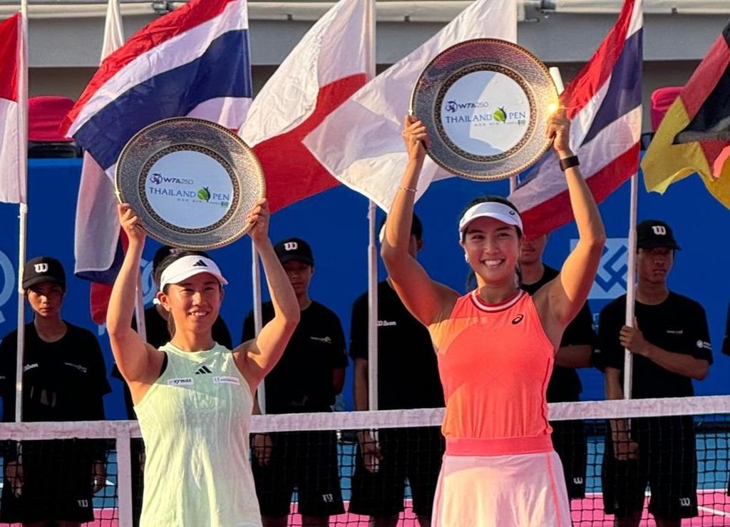 Petenis Indonesia Aldila Sutjiadi (kanan) dan petenis Jepang Miyu Kato (kiri) memamerkan trofi juara ganda putri pada turnamen WTA 250 Hua Hin, Thailand, Minggu (4/2/2024). Aldila mengalihkan sasaran ke turnamen di Amerika Serikat seusai hasil kurang baik di Timur Tengah.