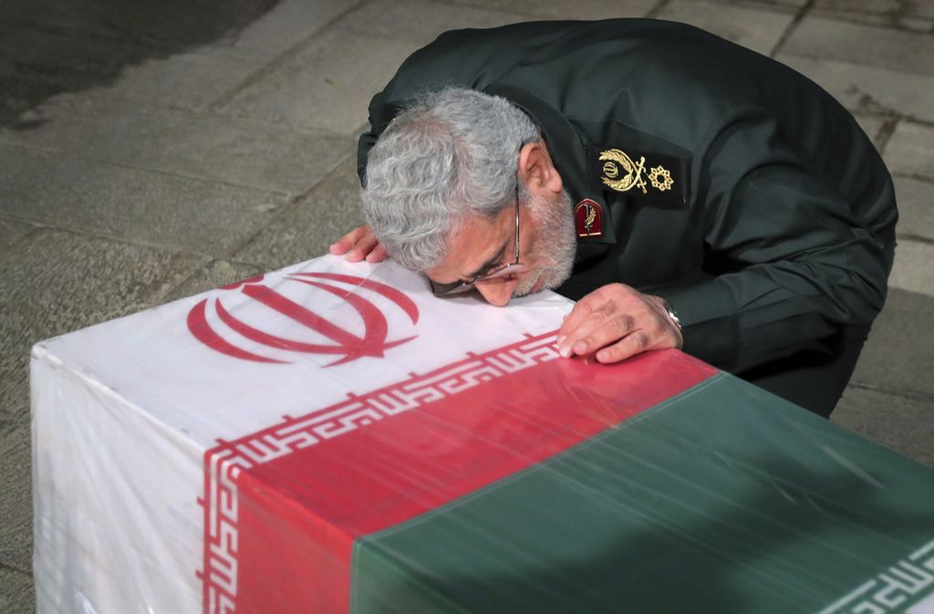 Komandan Brigade Al Quds pada Garda Revolusi Iran Letnan Jenderal Esmail Ghani melayat Brigadir Jenderal Sayed Reza Mousavi, Kamis (28/12/2023), di Teheran, Iran. Mousavi tewas akibat serangan udara Israel di Suriah pada Senin (25/12/2023).
